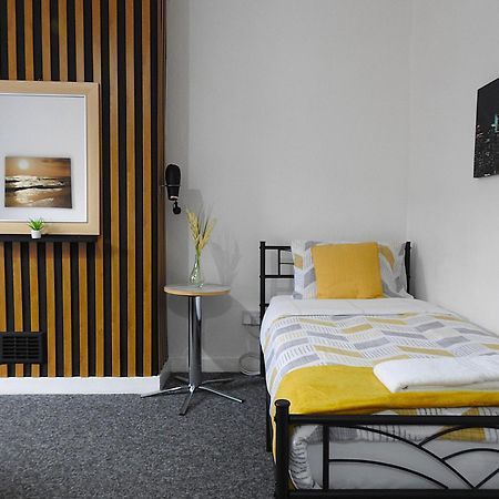 Your Home Away From Home. 리즈 외부 사진