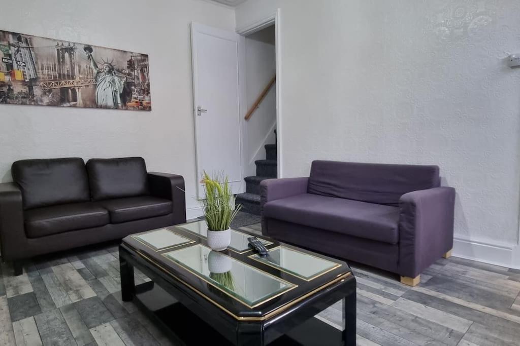 Your Home Away From Home. 리즈 외부 사진